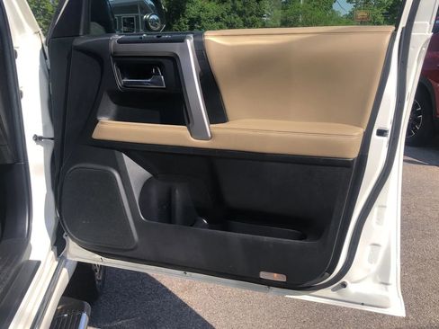 Used 2015 Toyota 4Runner Limited image 9