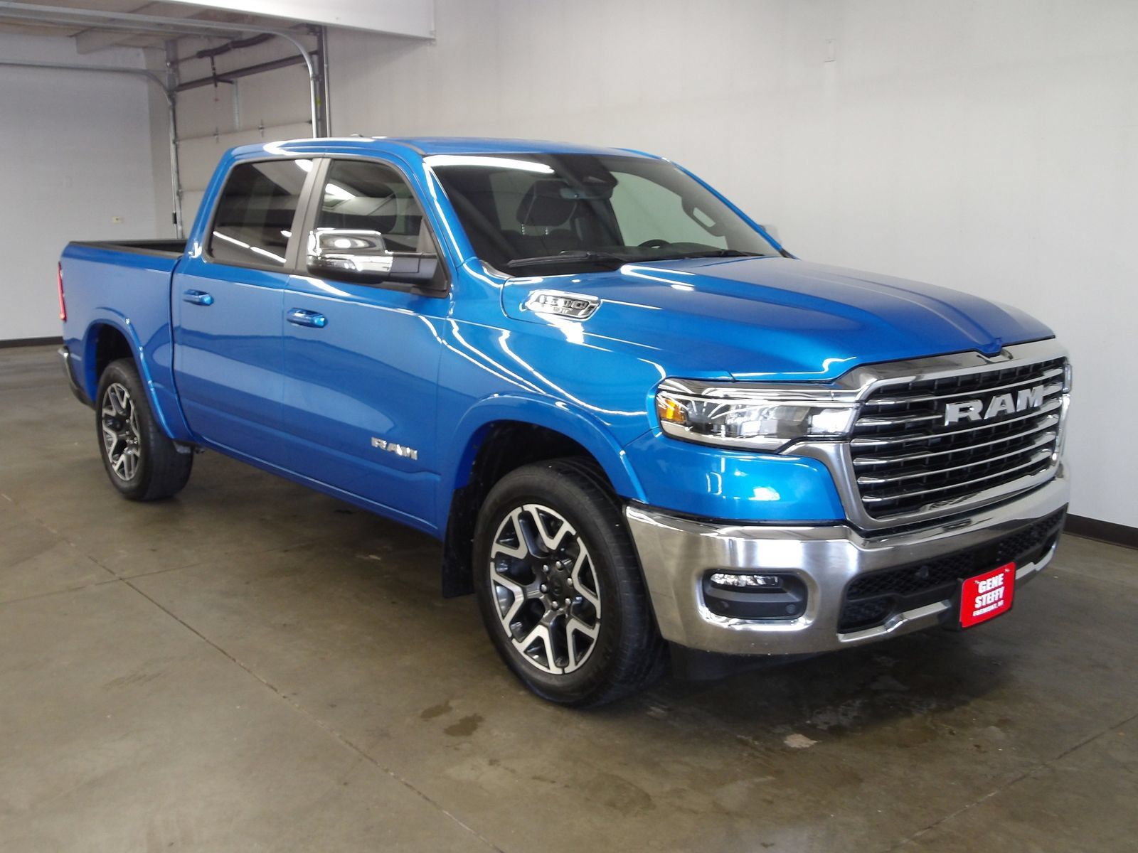 Used 2025 RAM 1500 Laramie AWD/4WD image 3
