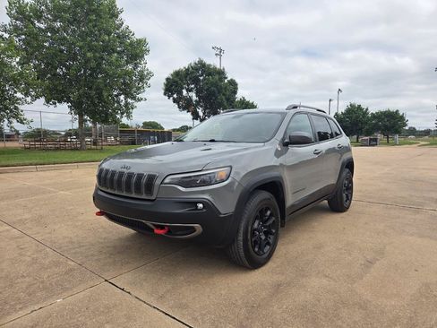 Used 2019 Jeep Cherokee Trailhawk w/ Cold Weather Group AWD/4WD image 3