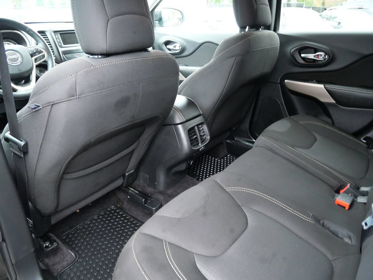 Used 2017 Jeep Cherokee Latitude w/ Cold Weather Group AWD/4WD image 22