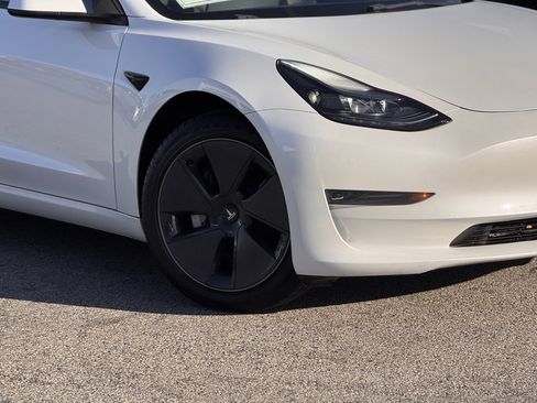 Used 2023 Tesla Model 3 Standard Range image 4