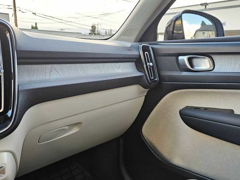 Certified 2024 Volvo XC40 B5 Plus w/ Protection Package Premier image 29