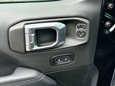 Used 2022 Jeep Wrangler Unlimited Sahara AWD/4WD image 19