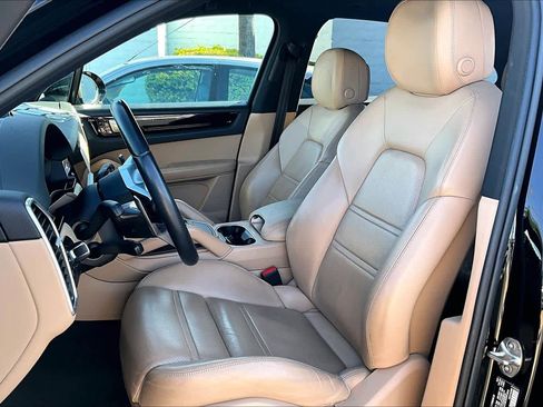 Used 2021 Porsche Cayenne image 8