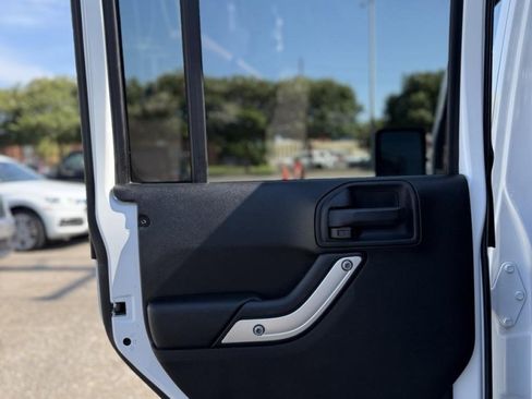 Used 2017 Jeep Wrangler Unlimited Rubicon w/ Connectivity Group image 17