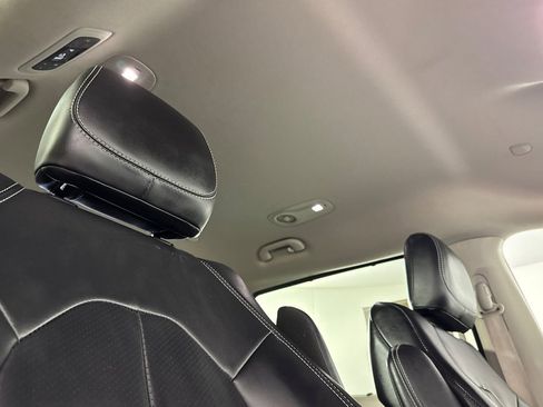 Used 2023 Chrysler Pacifica Touring-L FWD image 15