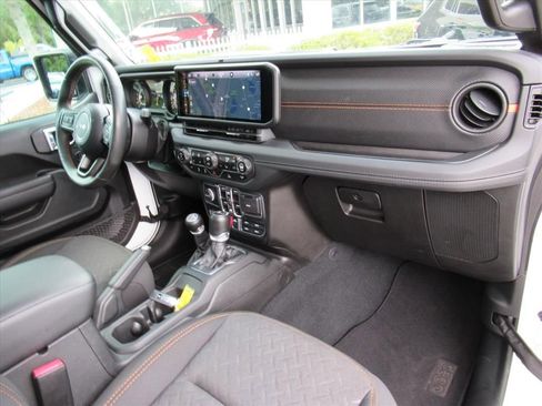 Certified 2024 Jeep Gladiator Mojave w/ Technology Group image 13