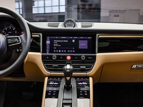 Certified 2025 Porsche Macan image 17