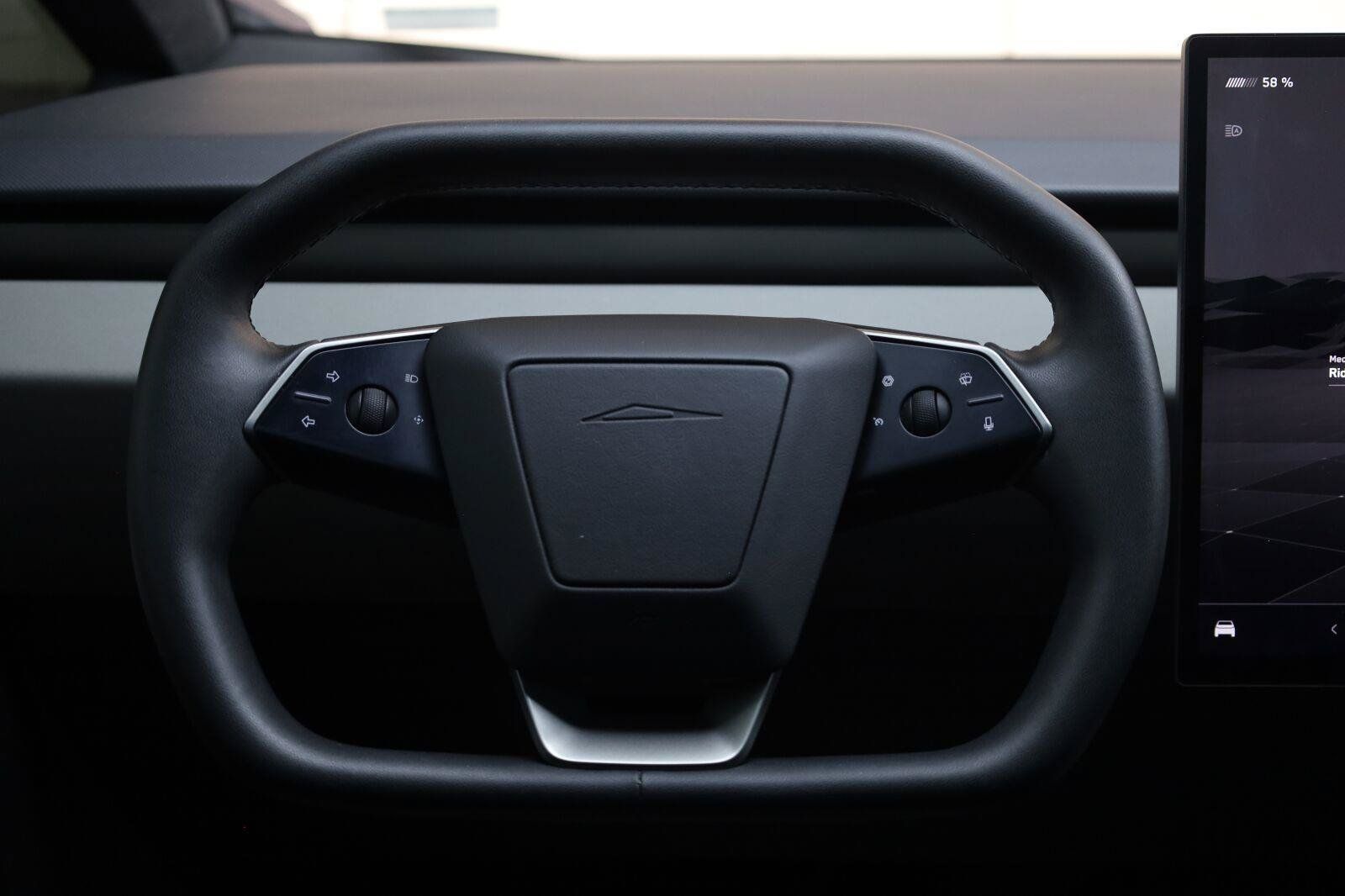 Used 2025 Tesla Cybertruck AWD Crew Cab image 32