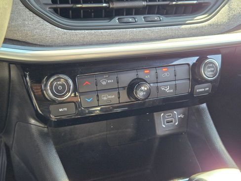 Used 2025 Jeep Compass Latitude image 26