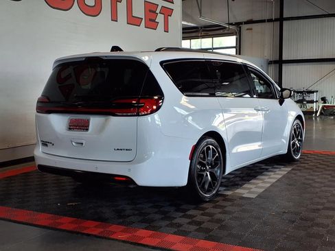 Used 2024 Chrysler Pacifica Limited w/ S Appearance Package FWD image 8