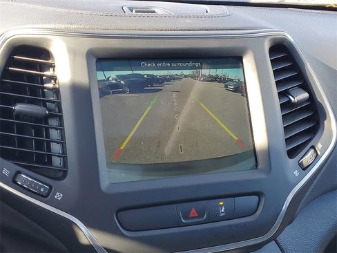 Used 2022 Jeep Cherokee Latitude Lux w/ Sun & Sound Group image 25