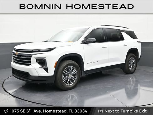 Used 2025 Chevrolet Traverse LT FWD image 1