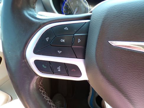 Used 2023 Chrysler Pacifica Touring-L FWD image 15