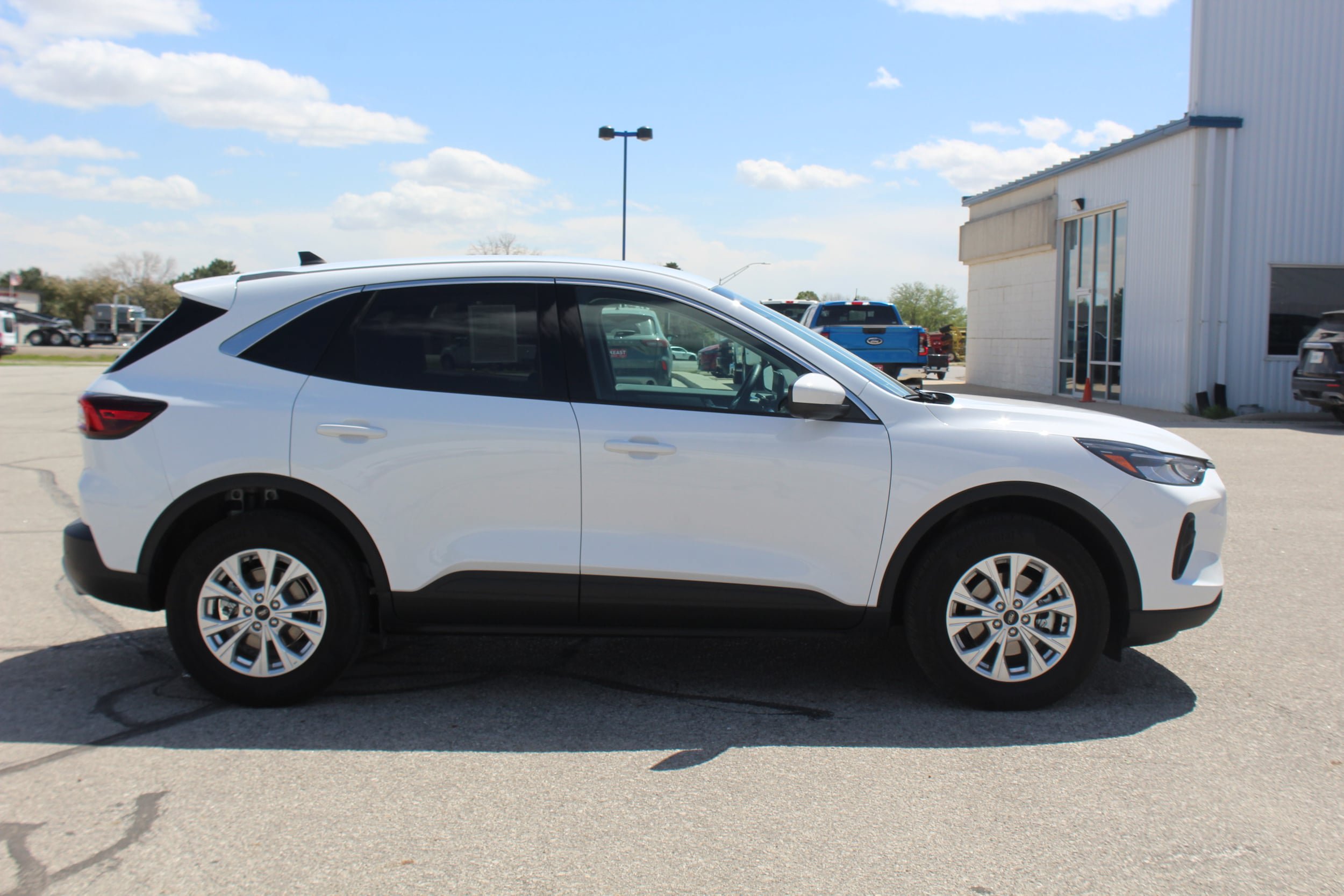Used 2023 Ford Escape Active w/ Tech Pack #2 AWD/4WD image 4