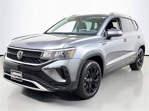 Used 2024 Volkswagen Taos SE image 1
