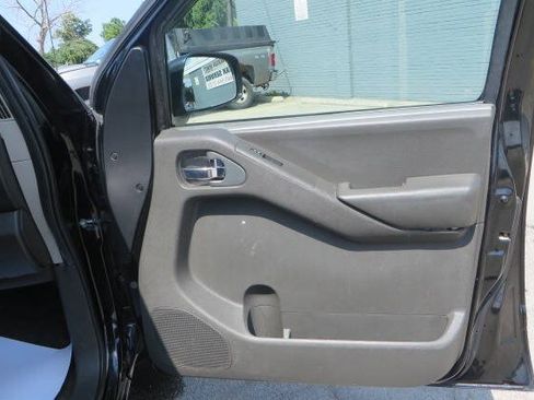 Used 2010 Nissan Frontier SE w/ SE Value Truck Pkg AWD/4WD image 8