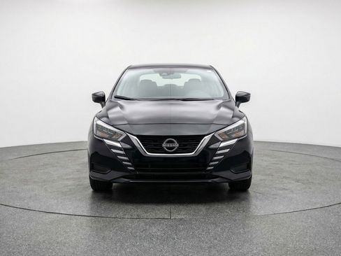 Used 2025 Nissan Versa SV image 2