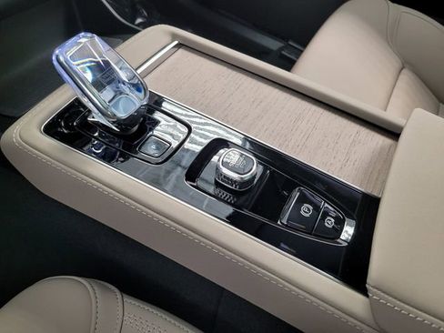 New 2026 Volvo XC90 B6 Plus w/ Protection Package Premier AWD/4WD image 18