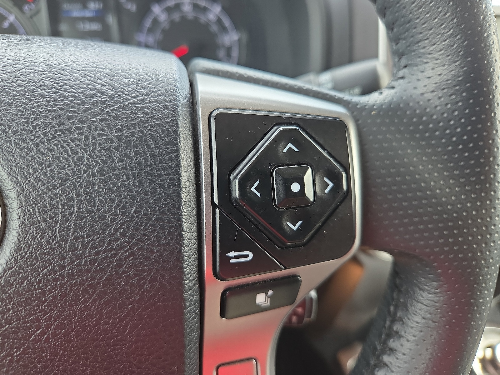 Used 2023 Toyota 4Runner SR5 AWD/4WD image 18