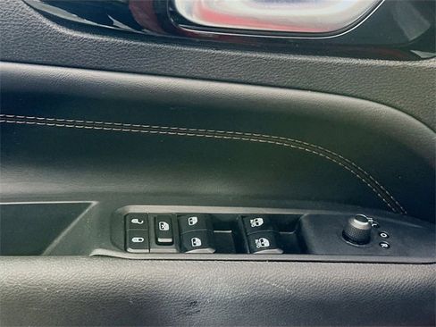 Used 2023 Jeep Compass Limited image 17