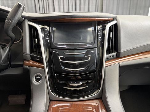 Used 2020 Cadillac Escalade Luxury image 24