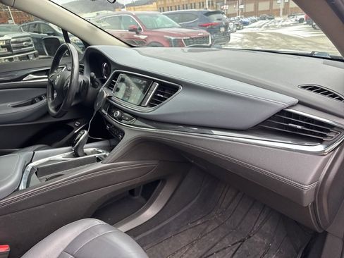 Used 2018 Buick Enclave Essence image 12