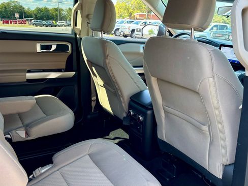 Used 2022 Ford Explorer XLT image 12