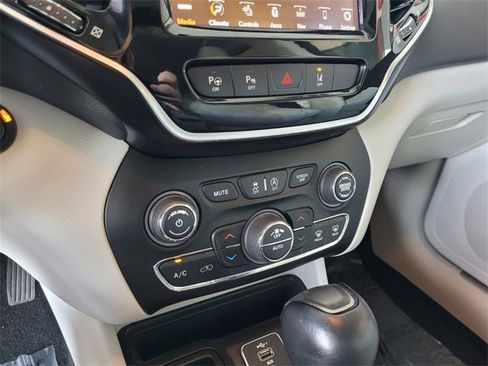 Used 2021 Jeep Cherokee Limited w/ Elite Package image 26