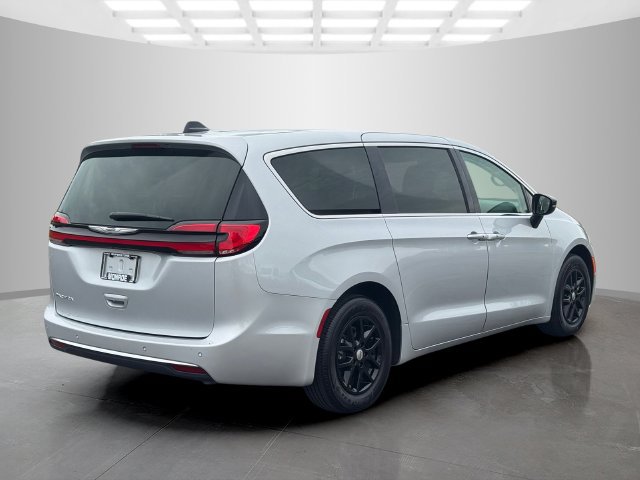 Certified 2024 Chrysler Pacifica Touring-L FWD image 7