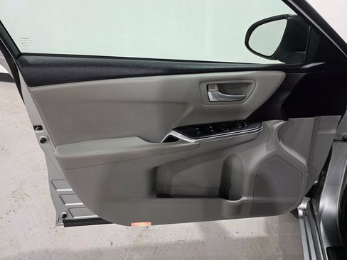 Used 2017 Toyota Camry SE image 17