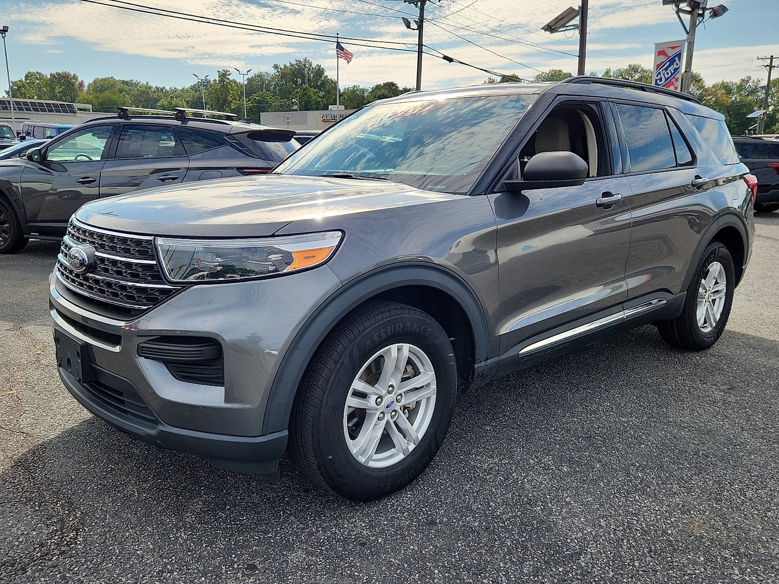 Used 2023 Ford Explorer XLT AWD/4WD image 3