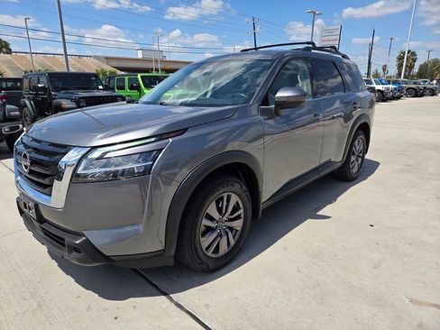 Used 2022 Nissan Pathfinder SV w/ SV Premium Package image 7