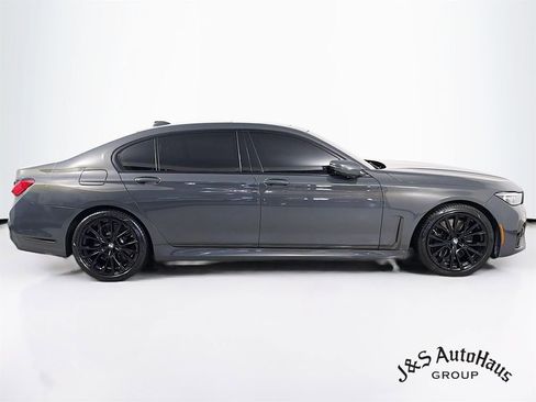 Used 2022 BMW 750i xDrive w/ Luxury Rear Seating Package image 8