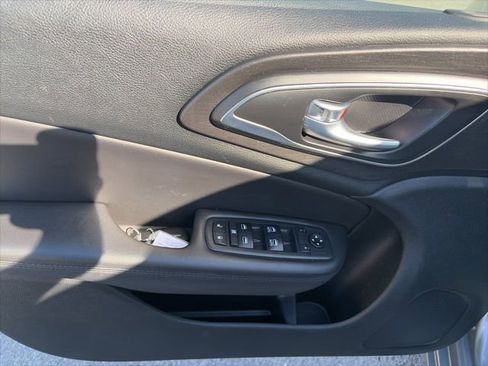 Used 2017 Chrysler 200 Limited Platinum image 17