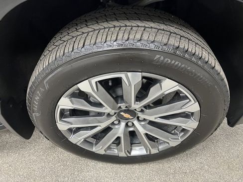 Used 2025 Chevrolet Suburban High Country image 18