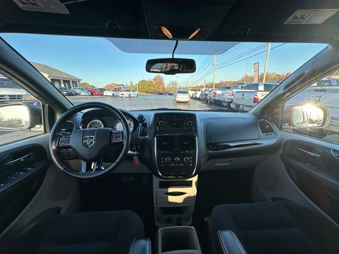 Used 2016 Dodge Grand Caravan SE image 11
