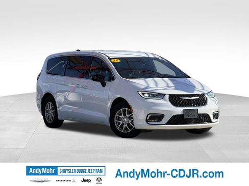 Used 2025 Chrysler Pacifica Select FWD image 1