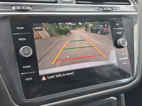 Used 2024 Volkswagen Tiguan SE w/ Panoramic Sunroof Package AWD/4WD image 17