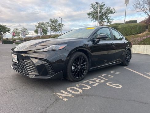 Used 2025 Toyota Camry SE w/ Convenience Package FWD image 3