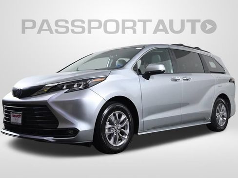 Used 2025 Toyota Sienna XLE AWD/4WD image 1