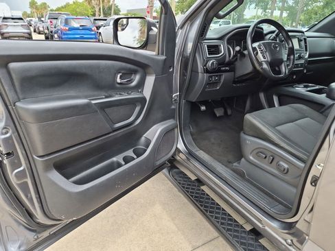 Used 2018 Nissan Titan SV w/ SV Convenience Package RWD image 8