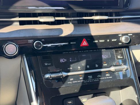 Used 2024 Kia Carnival EX image 43