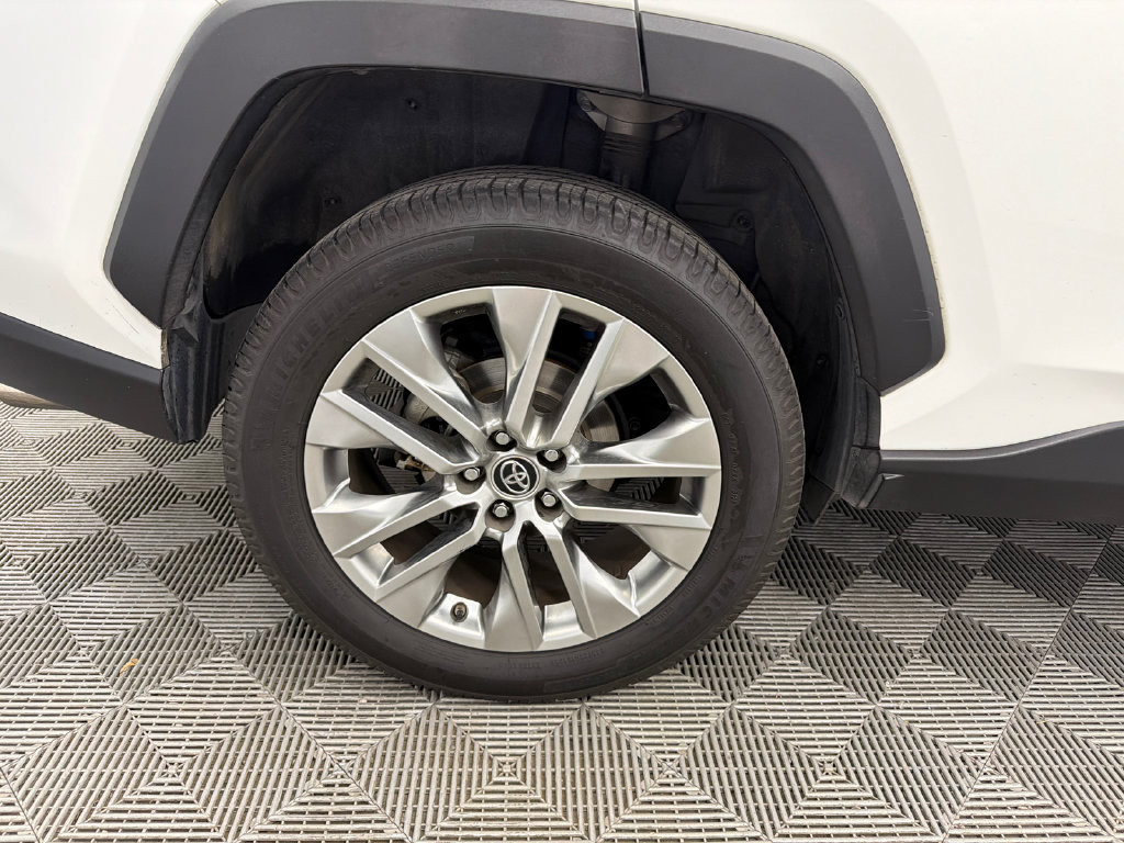 Used 2019 Toyota RAV4 XLE Premium FWD image 18