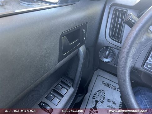 Used 2010 Ford Focus SE FWD image 38