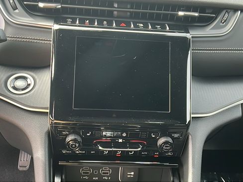 New 2025 Jeep Grand Cherokee L Altitude image 30