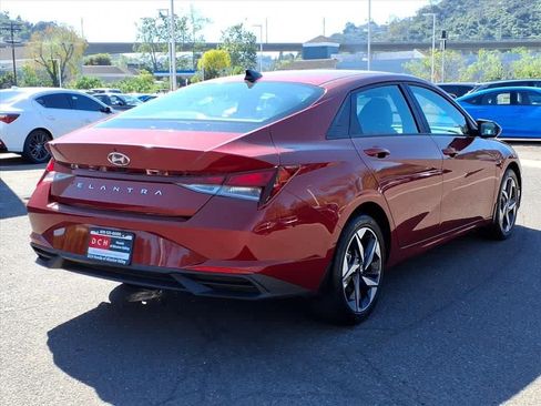 Used 2023 Hyundai Elantra SEL w/ Convenience Package FWD image 4