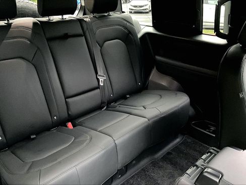 Used 2025 Land Rover Defender 90 X-Dynamic SE image 19