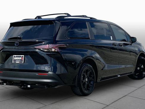 Used 2025 Toyota Sienna XLE Woodland Edition image 13