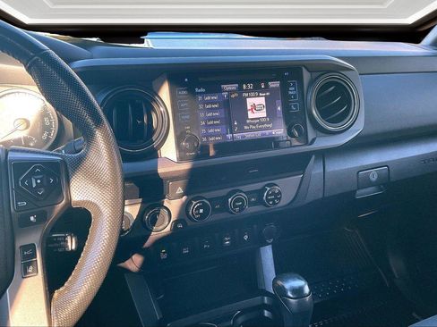 Used 2018 Toyota Tacoma TRD Sport image 6